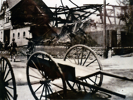 Trümmer einer abgebrannten Scheune in Brandoberndorf, 1940