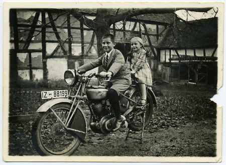 Kinder aus Brandoberndorf auf einem Motorrad, um 1925