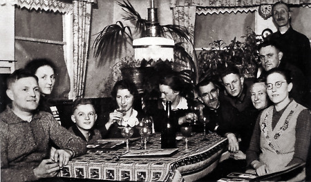 Brandoberndorfer Familie mit Gästen im Wohnzimmer, 1939/40