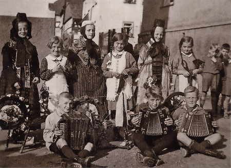 Kindergruppe in Trachten beim Erntedankfest in Brandoberndorf, 1936