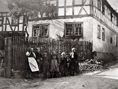 Kinder vor einem Gartenzaun in Brandoberndorf, um 1910