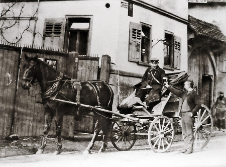 Postkutscher bei einem Halt in Brandoberndorf, um 1900