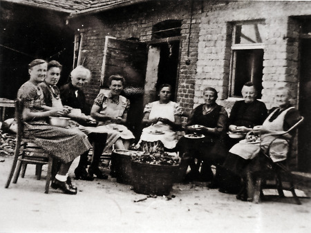 Brandoberndorfer Frauen beim Entkernen von Zwetschen, um 1950
