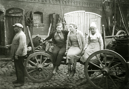 Frauen auf einem Wagen vor der Kartoffelerntewohl in Rauschenberg, 1943