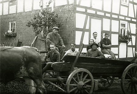 Erntehelfer auf einem Fuhrwerk in Rauschenberg, um 1940