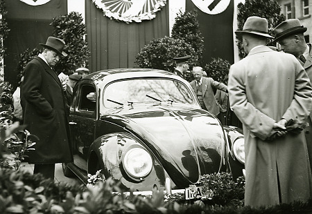 Präsentation eines Volkswagens, in Frankfurt oder Kassel, 1942