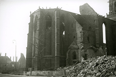 Die zerstörte Martinskirche in Kassel, vor dem 22. Oktober 1943