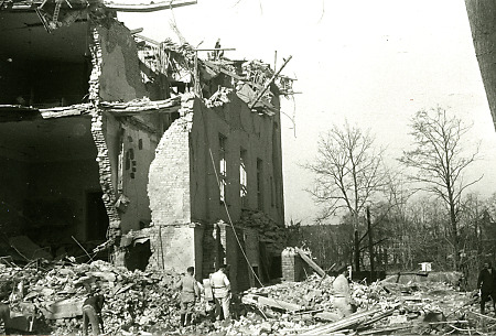 Die zerstörte Chirurgische Klinik in Marburg, 1943/44