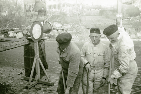 Zwangsarbeiter beim Aufräumen nach einem Bombenangriff, 1943-1945