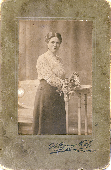 Atelieraufnahme einer jungen Frau aus Marburg, um 1914/16