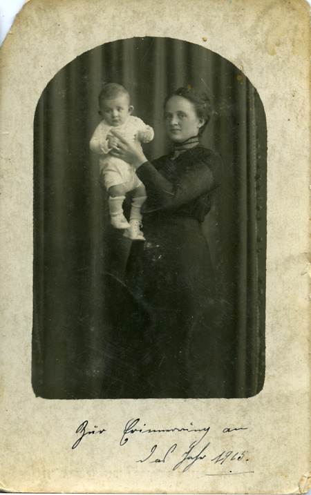 Mutter mit ihrem Kind in Marburg, 1915