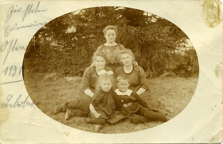 Mutter mit ihren Kindern in Marburg, 1921