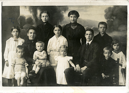 Atelieraufnahme einer Marburger Familie, um 1910