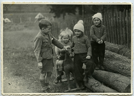 Spielende Kinder aus Ockershausen mit einem Schaukelpferd, 1941-1942