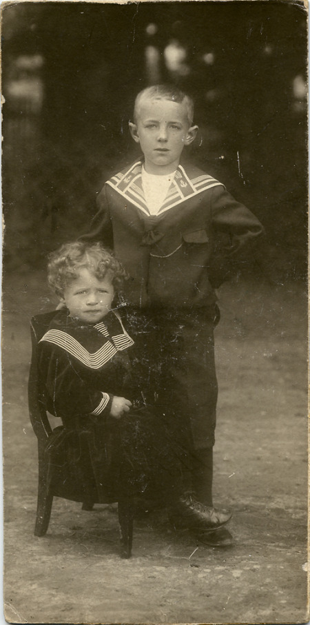 Ein Marburger Geschwisterpaar in Matrosenanzügen, 1914-1916