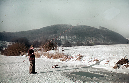 Mann beim Eisangeln in Marburg, 1939