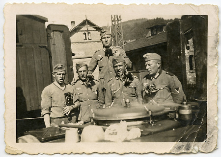 Einquartierte Wehrmachtssoldaten bei einer Feldküche, 1935-1940
