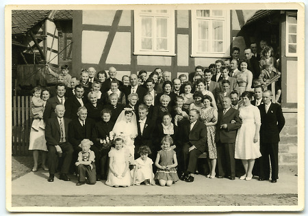 Hochzeitsgesellschaft in Roda, um 1957