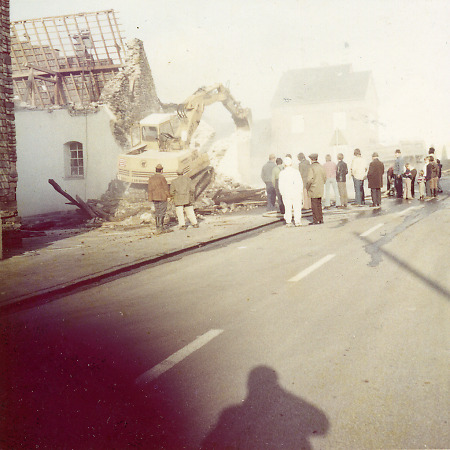 Abriss der alten Kirche am Dorfplatz in Hangenmeilingen, 1968