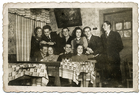 Junge Leute in einer Gastwirtschaft in Hangenmeiligen, 1949