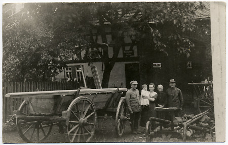 Familie aus Hangenmeilingen vor ihrem Hof, 1930