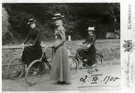 Die Fürstin von Schaumburg-Lippe beim Radfahren in Bad Schwalbach, 1900