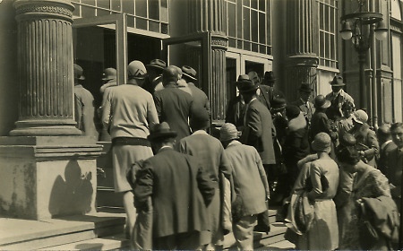 Kurgäste betreten das Kurhaus in Bad Schwalbach, 1929