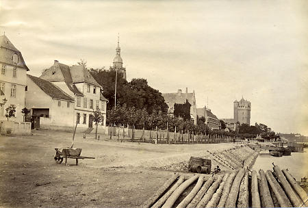 Das Rheinufer in Eltville mit der mainzischen Burg, um 1875