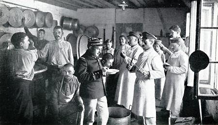 Ein Unteroffizier probiert eine Suppe in Limburg, 1914-1918