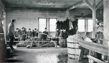 Kriegsgefangene beim Kartoffelschälen in Darmstadt, 1914-1918