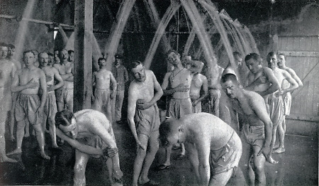Männer duschen sich in Limburger Kriegsgefangenenlager, 1914-1918