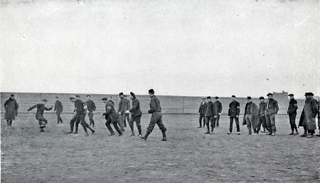 Kriegsgefangene spielen Fußball in Darmstadt, 1914-1918