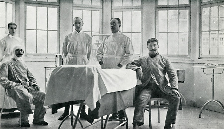 Operationsraum mit Patienten in einem Lager in Darmstadt, 1914-1918