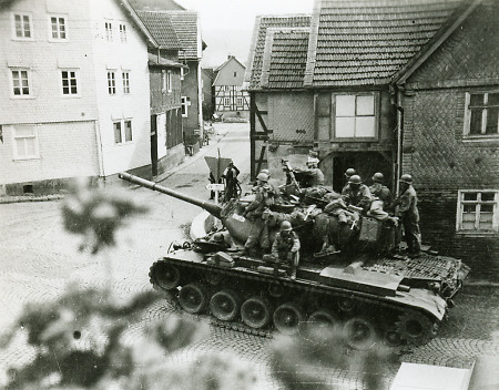Amerikanische Soldaten auf einem Panzer in Niederaula, 1950er Jahre
