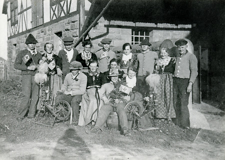 Personen beim Erntedankfest in Niederaula, 1933-1939