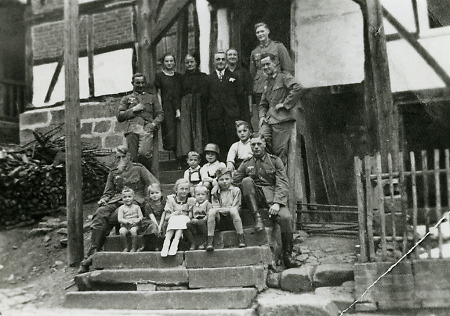 Soldaten und Bewohner in Niederaula, 1936