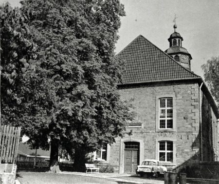 Die Kirche von Niederaula mit der Dorflinde, 1960-1965