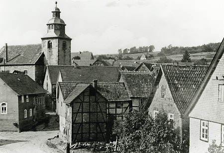 Die Bahnhofstraße mit der Kirche in Niederaula, vor 1938