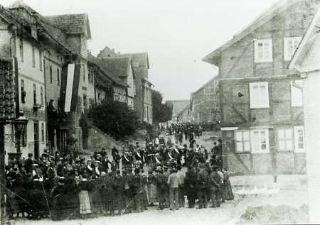 Menschenansammlung auf der Hauptstraße in Niederaula, 1905-1910