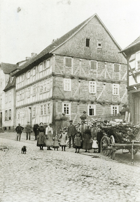 Personen vor de Alten Volksschule in Niederaula, 1895-1899