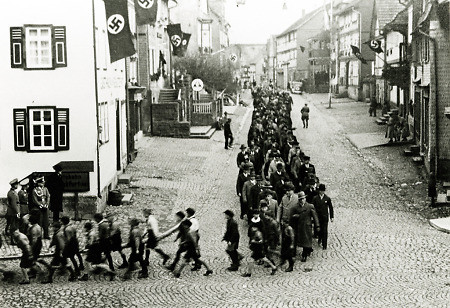 Umzug am 1. Mai in der Hauptstraße in Niederaula, 1939