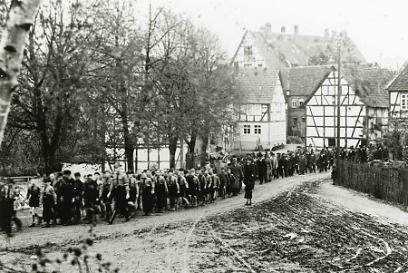 Umzug am 1. Mai in der Bahnhofstraße in Niederaula, 1. Mai 1939