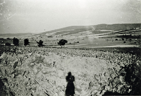 Bombentrichter in Niederaula neben der Straße nach Niederjossa, 1944