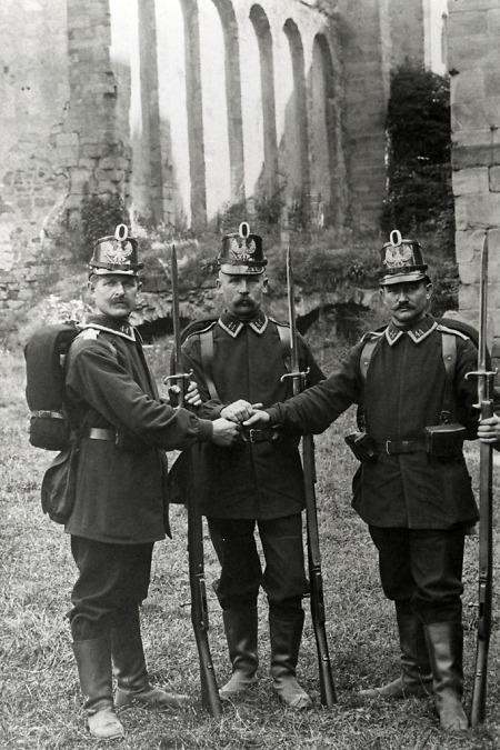 Drei Landsturmmänner aus Niederaula in der Hersfelder Stiftsruine, 1914
