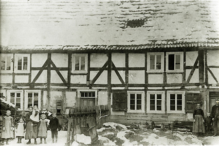Familien vor ihren Häusern in der Ritterstraße in Niederaula, um 1908