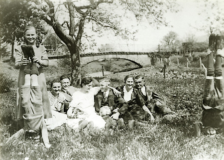 Familie im Garten in Niederaula, um 1930