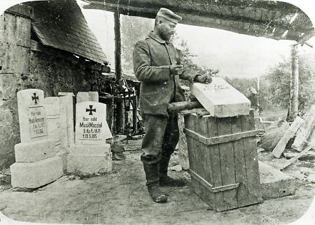 Soldat aus Niederaula bei Steinmetzarbeiten in Frankreich, 1915