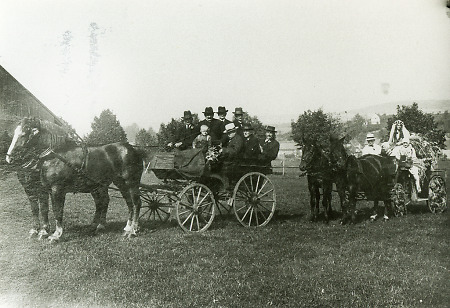 Fuhrwerke zum Erntedankfest in Niederaula, 1935
