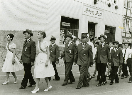 Schützenverein Niederaula beim Festzug des Kreisschützenfestes in Niederaula, 1960