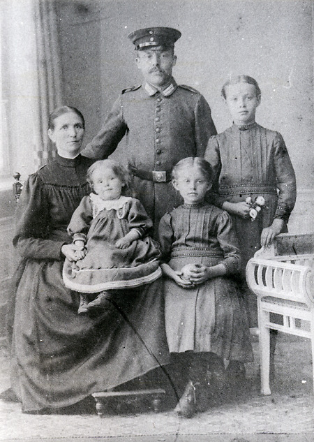 Mann aus Niederaula mit Frau und drei Töchtern, um 1910
